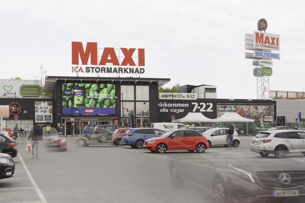 Stockholm ICA Maxi Botkyrka storbildsskarm